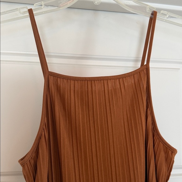 Elegant Brown Pleated Dress - Picture 3 of 6